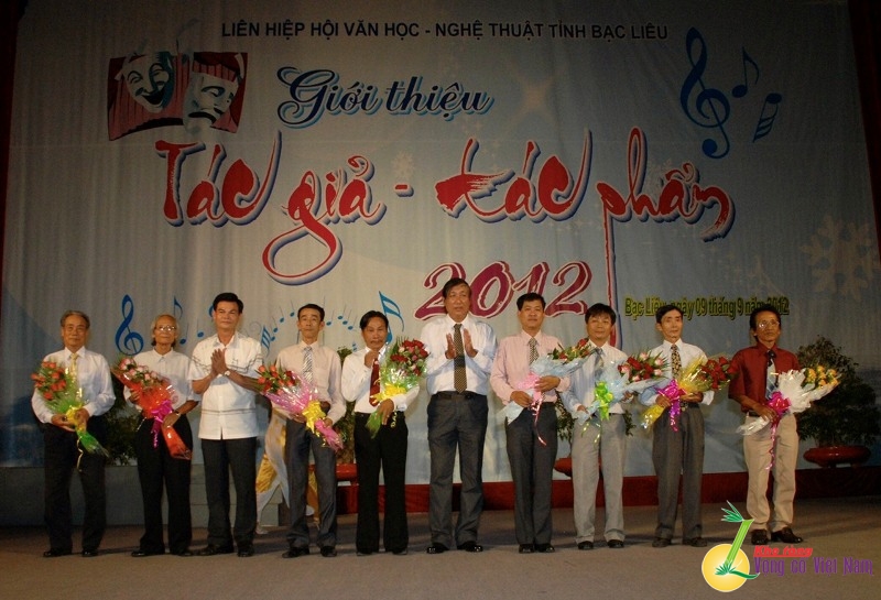 Lãnh đạo tỉnh tặng hoa chúc mừng soạn giả Thanh Quang (người thứ 2 từ trái sang) có tác phẩm giới thiệu trong đêm Tác giả - tác phẩm. Ảnh: Thanh Cường