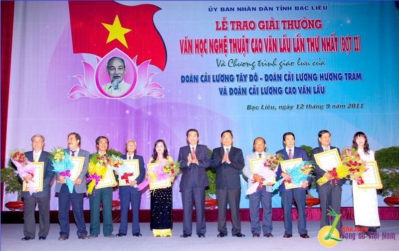 Soạn giả Thanh Quang (người thứ 4 từ trái sang) nhận Giải thưởng Cao Văn Lầu Ảnh Lâm Thanh Liêm